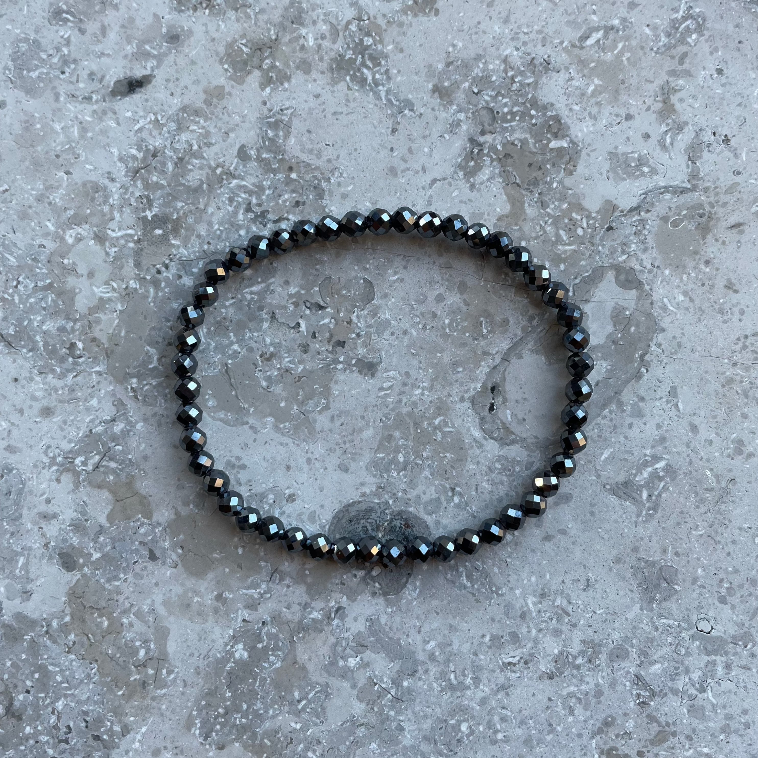 Armband av facettslipade hematitpärlor 4mm